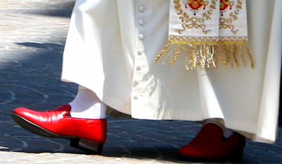 El Papa viste zapatos Prada