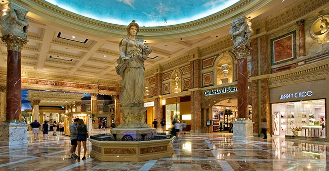 Esta estatua de la diosa romana Fortuna, ahora llamada Lady Luck en Estados Unidos, está en la entrada de un conocido centro comercial en Las Vegas cuyo tema es Roma, el César, y las antiguas deidades paganas romanas.