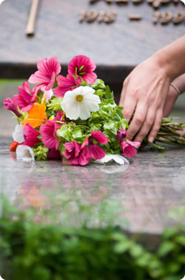 La costumbre de colocar flores sobre los féretros y las tumbas de los muertos no es bíblica.