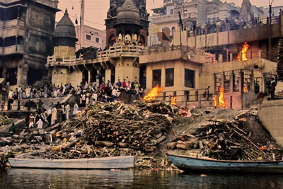 En India las personas siguen costumbres paganas, en donde queman a los muertos a orillas del río Ganges.