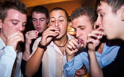 Jovenes bebiendo