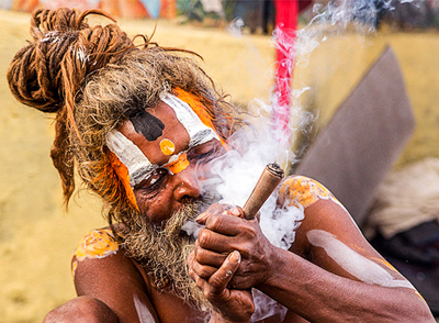 Maha Shivaratri fumando