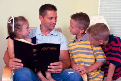 Padre ensenando Biblia