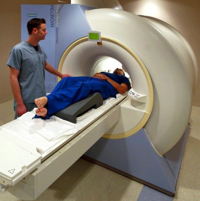 Resonancia Magnetica IRM doctor paciente