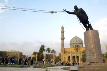Saddam Hussein estatua