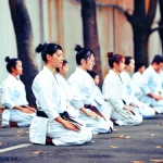 Estudiantes de karate meditando
